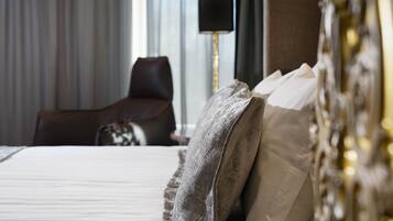Ein Hotelzimmer mit einem Bett, einem Sessel und einer Lampe.