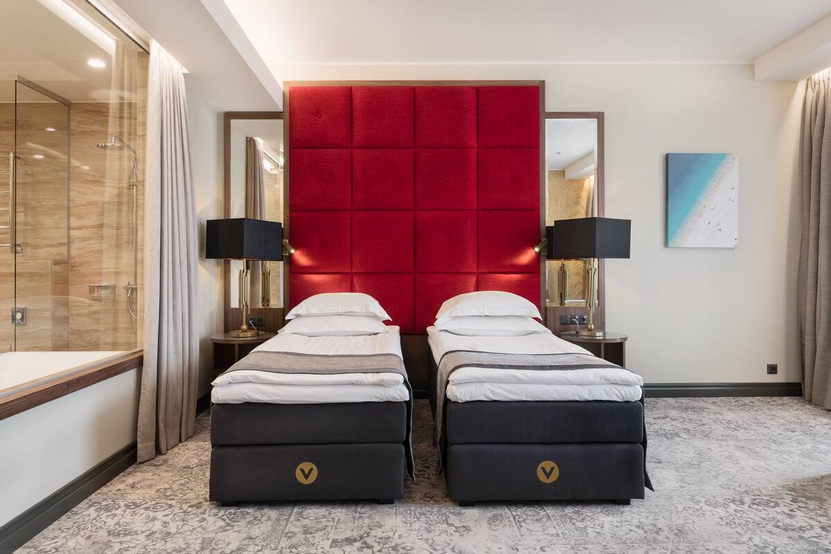 deluxe double or twin room | minibar, in-room safe, desk, soundproofing