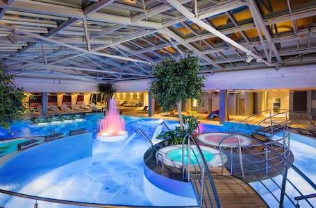 Un sauna, una bañera de hidromasaje, baño turco, baño turco/hammam. V Spa & Conference Hotel