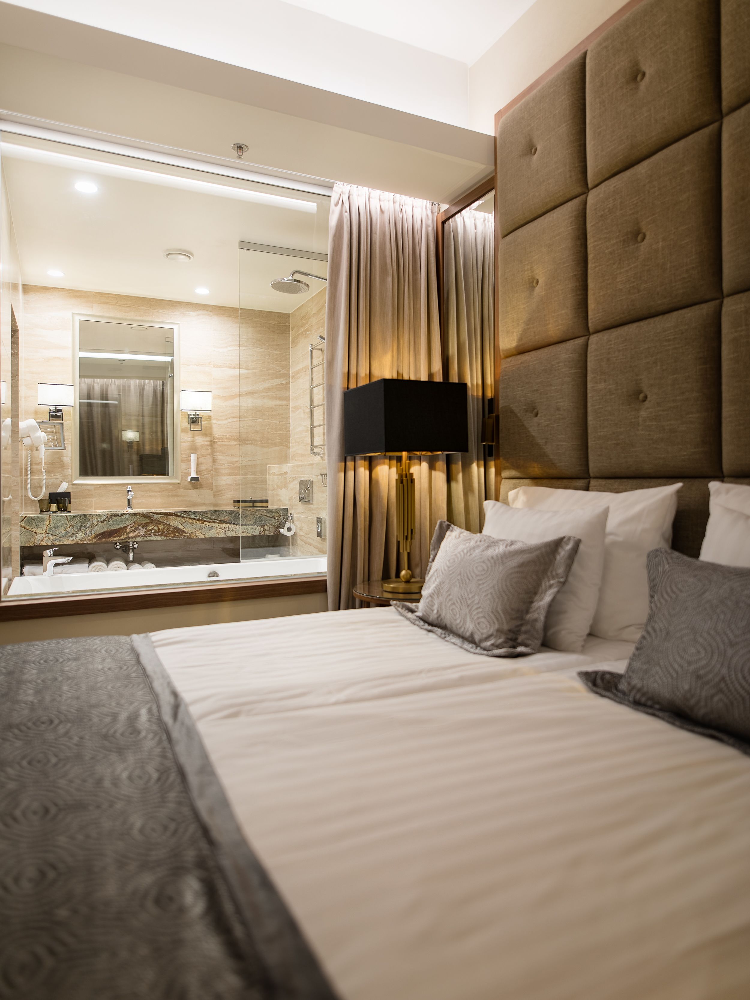 deluxe double or twin room | minibar, in-room safe, desk, soundproofing