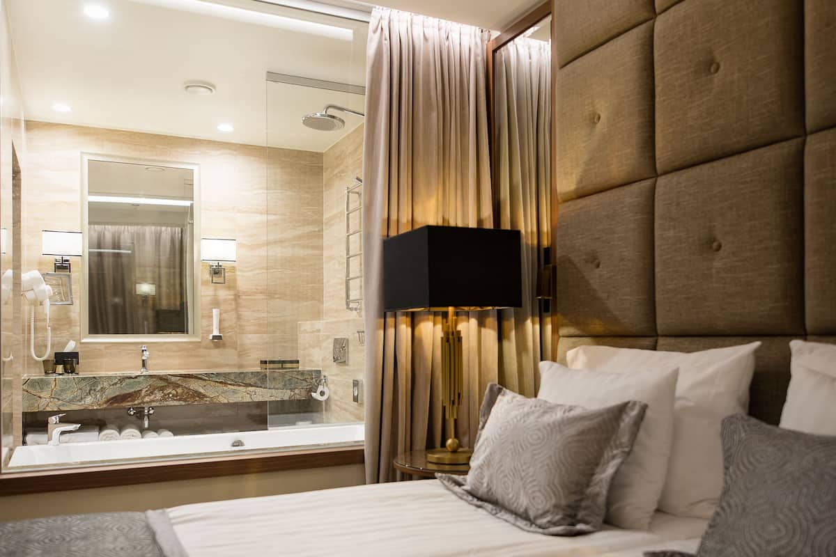 deluxe double or twin room | minibar, in-room safe, desk, soundproofing