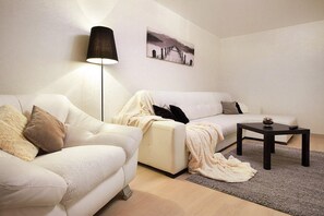 Apartment on Kozhara Street | Living room | 40-inch flat-screen TV with cable channels, TV - PaulMarie Apartments in Gomel (Gomel)