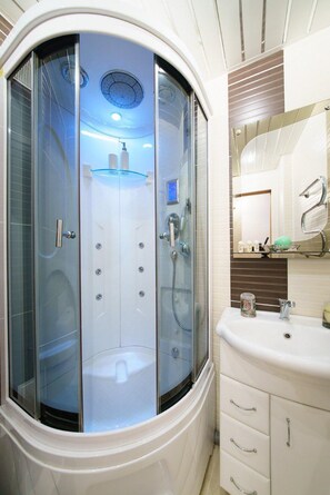 Apartment on Parizhskaya Kommuna 19 | Bathroom | Free toiletries, hair dryer, towels