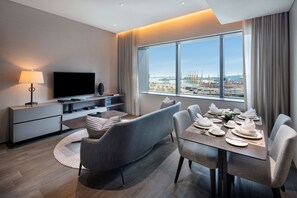 Departamento ejecutivo, 1 habitación | Área de sala de estar | Televisión LCD y tablet 