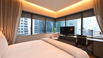 Caja fuerte, escritorio, cortinas opacas y sistema de insonorización