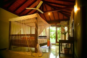 Minibar, desk, soundproofing, free rollaway beds - Tropical Retreat (Unawatuna)