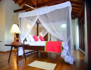 Minibar, desk, soundproofing, free rollaway beds - Tropical Retreat (Unawatuna)