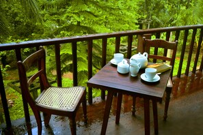 ランチ、ディナーに営業 (多国籍料理)