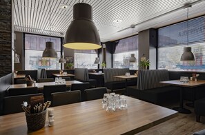 Lunch and dinner served, American cuisine