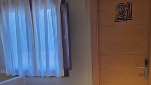 Desk, laptop workspace, blackout drapes, WiFi (free) - Hostal Bavieca (Medinaceli)