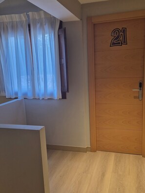 Desk, laptop workspace, blackout curtains, free WiFi - Hostal Bavieca (Medinaceli)