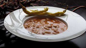Se sirven desayunos, comidas, cenas y cocina local e internacional