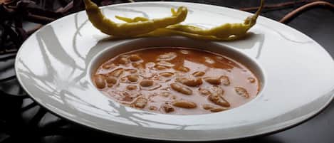 FrĂŒhstĂŒck, Mittagessen, Abendessen, lokale und internationale KĂŒche