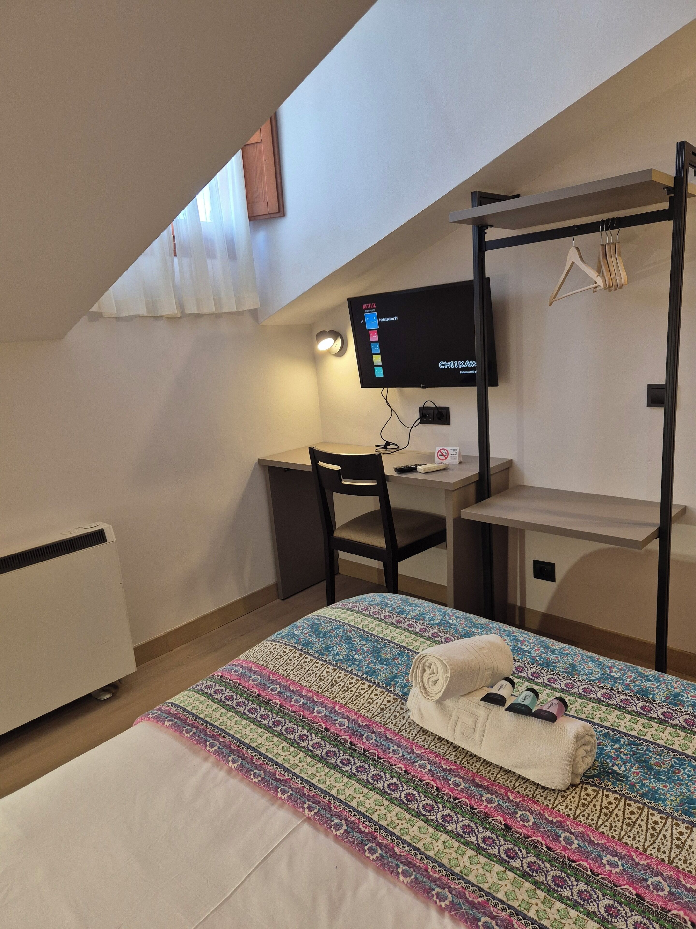 Skrivbord, arbetsyta för laptop, mörkläggningsgardiner och gratis wi-fi