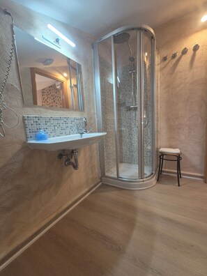 Standard Double Room, Balcony, City View | Bilik Mandi | Pancuran mandi, kelengkapan dandanan diri berjenama, pengering rambut 
