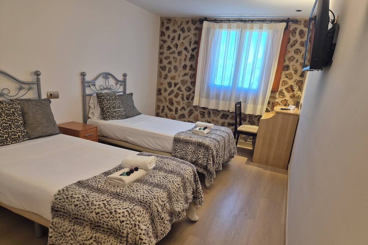 Standard Twin Room, City View | Desk, laptop workspace, blackout drapes, WiFi (free)
