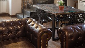 Deluxe Studio | Living area | Flat-screen TV - Hostal Bavieca (Medinaceli)