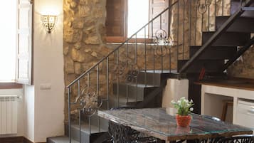 Estudio Deluxe | Área de sala de estar | Televisión de pantalla plana