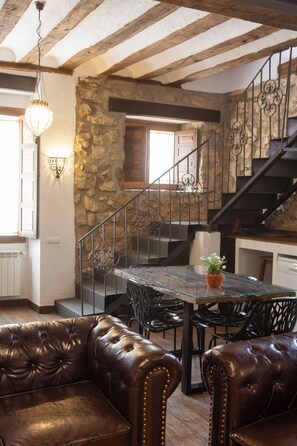 Estudio Deluxe | Área de sala de estar | Televisión de pantalla plana