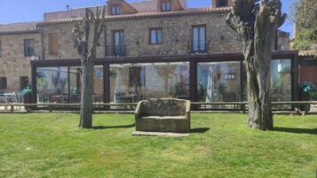 Vista frontal de la propiedad