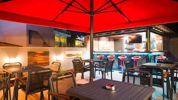 Bar en bord de piscine