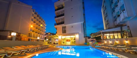 Outdoor pool, pool umbrellas, sun loungers