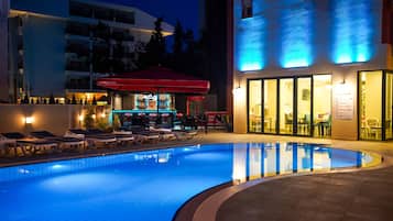 Piscine extérieure, parasols de plage, chaises longues