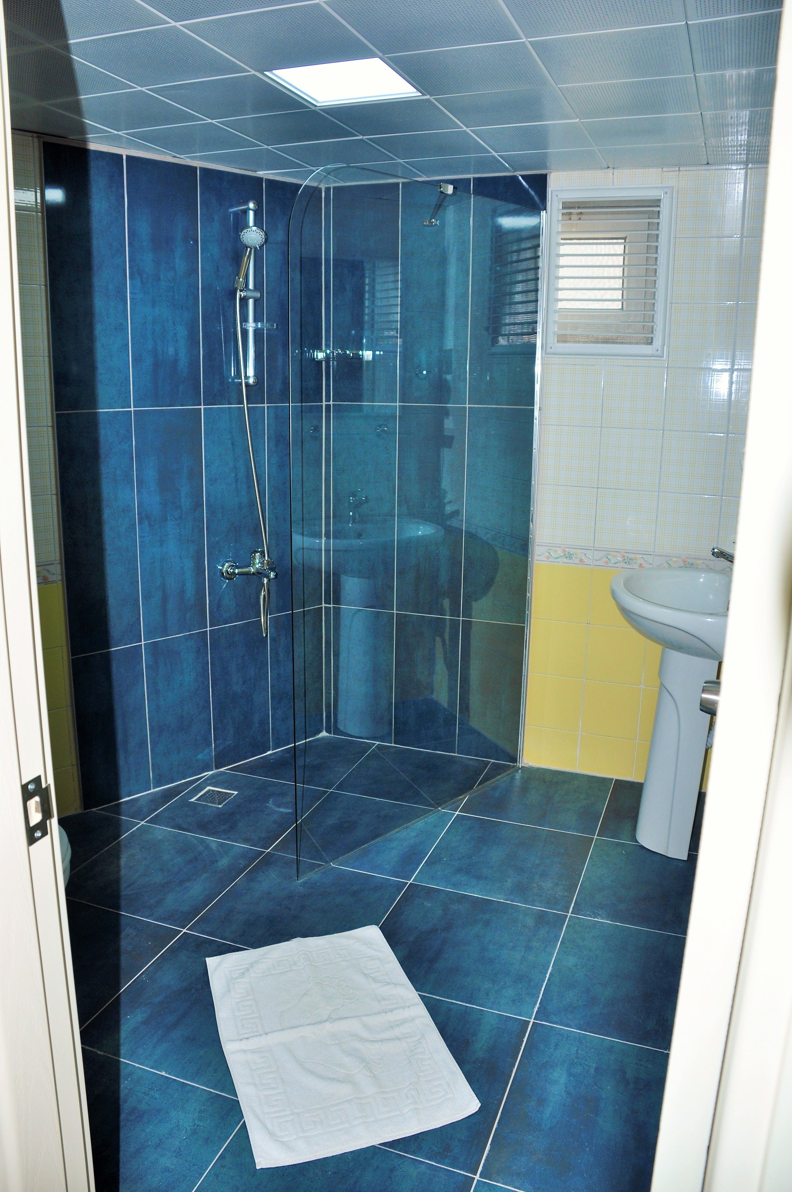 standard single room | bathroom | shower, hair dryer, towels, soap
