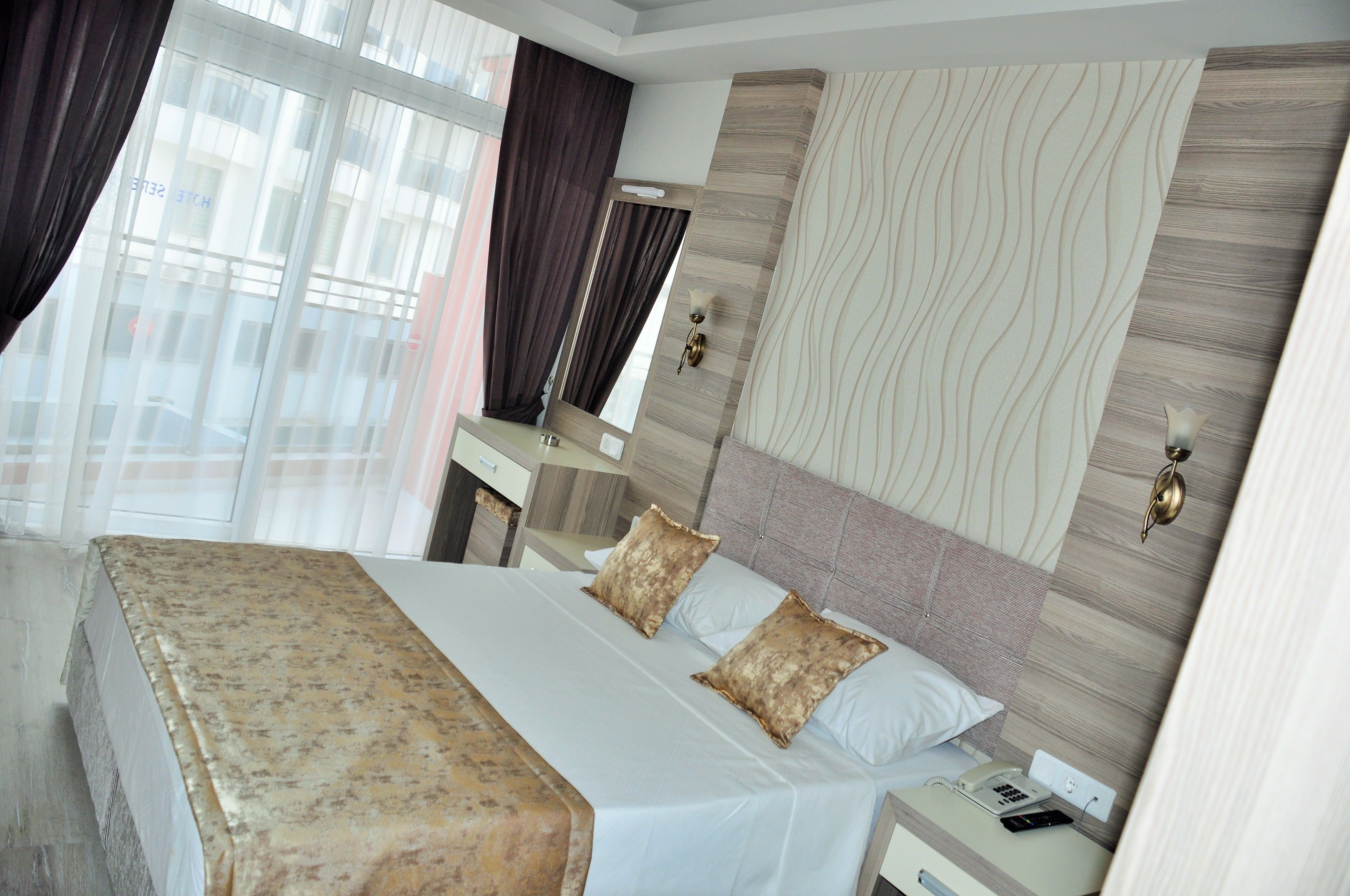 standard double room, partial sea view | minibar, in-room safe, desk, free wifi