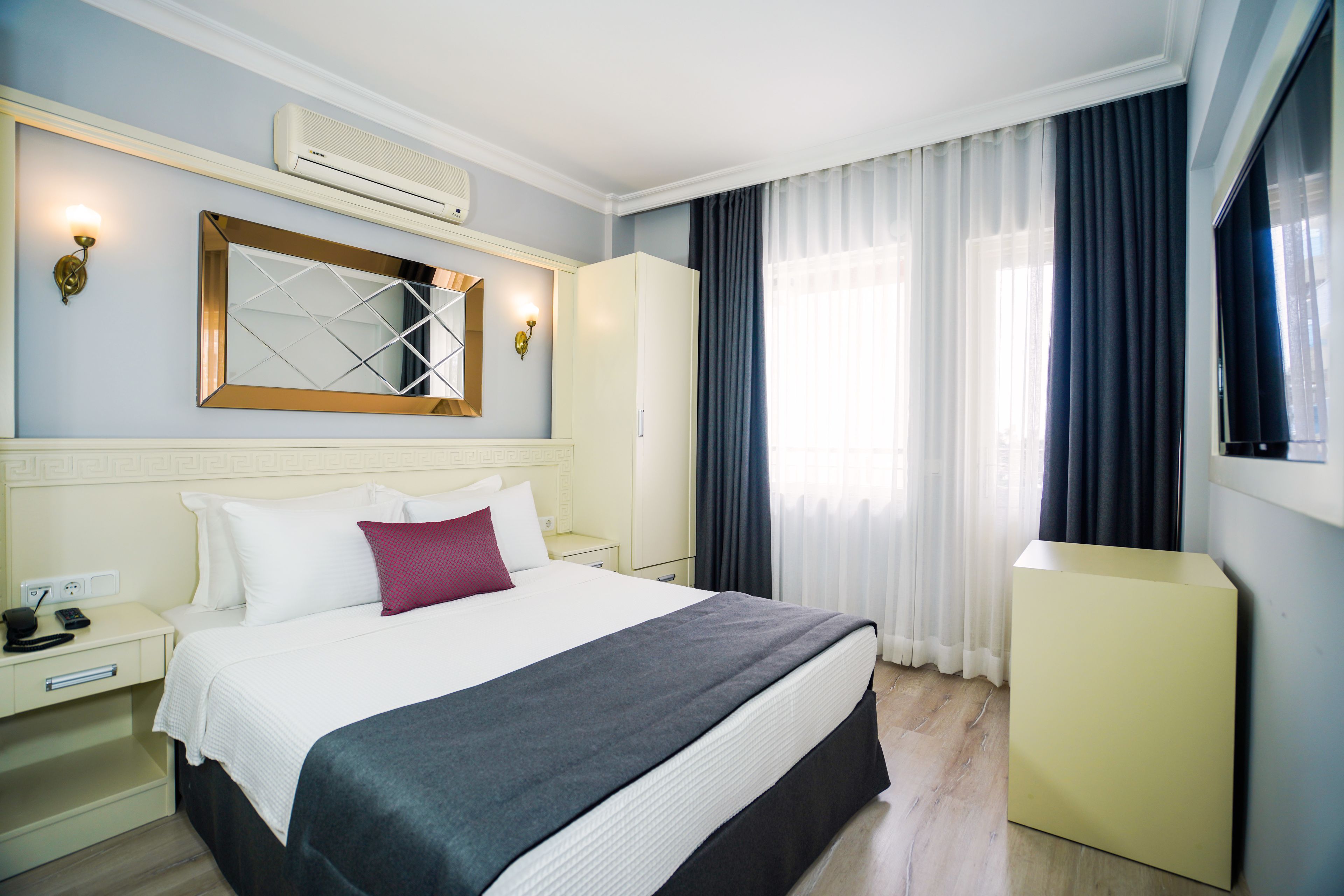 standard double room, partial sea view | minibar, in-room safe, desk, free wifi