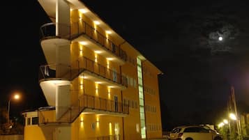 Fachada del alojamiento - Noche