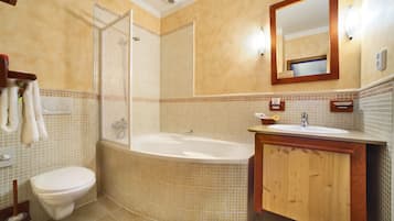 Ein Badezimmer mit Dusche, Toilette und Waschbecken.