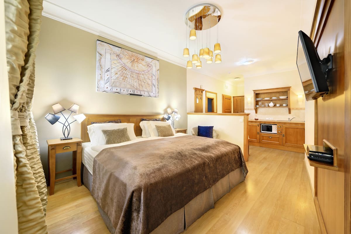 7 Ground Floor Studio Apartment | 1 bedroom, premium bedding, in-room safe, desk