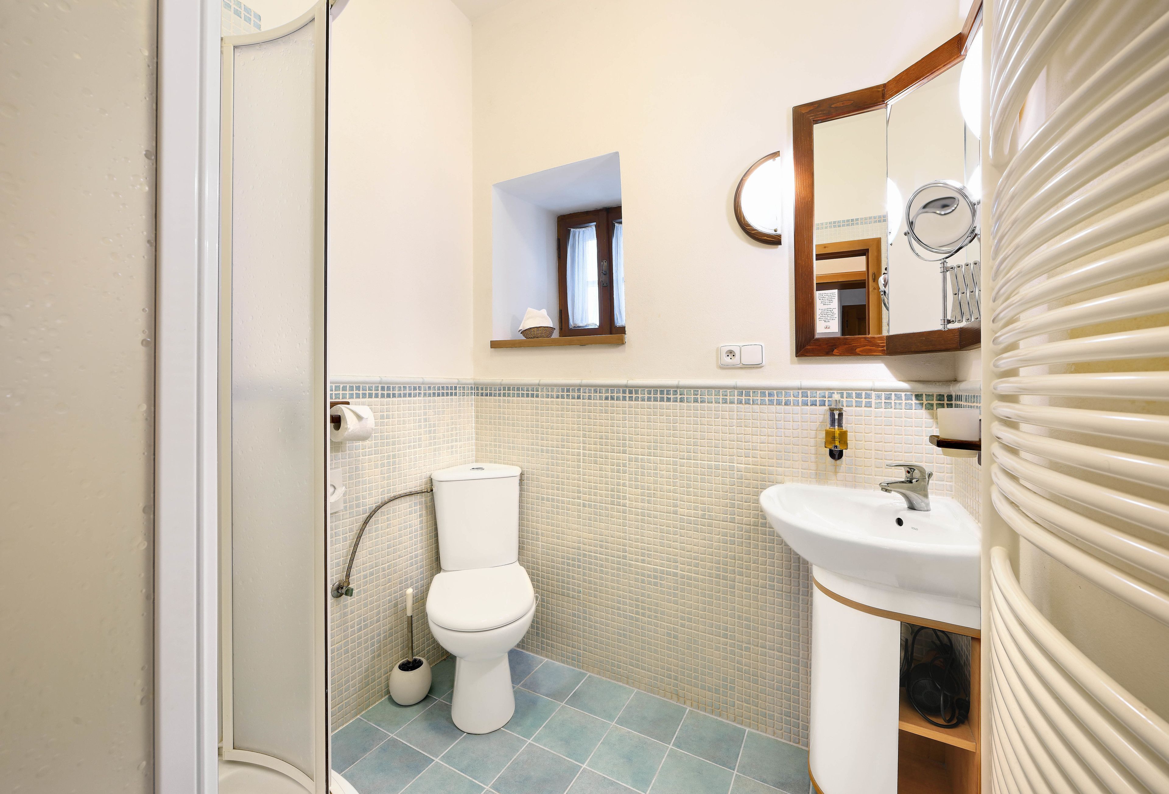 Ein Badezimmer mit Toilette, Waschbecken und Dusche.