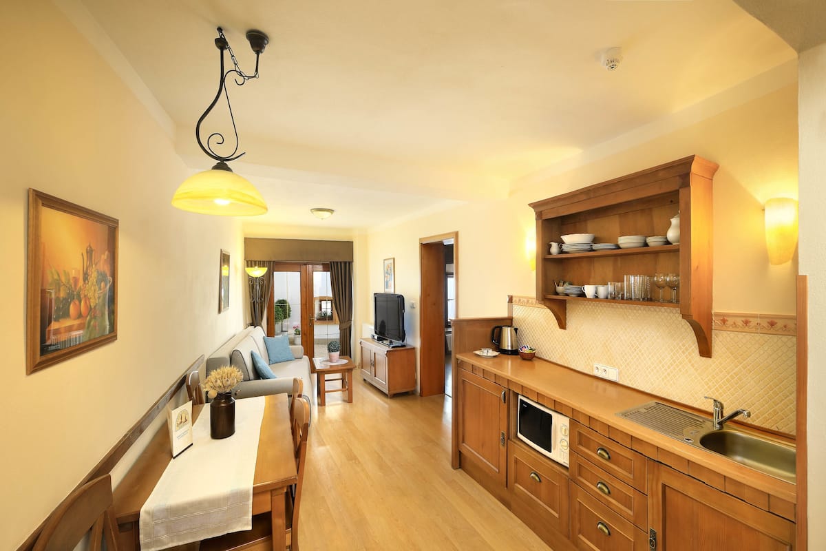 Apartment, Patio (6 Patio ) | Private kitchenette | Fridge, microwave, coffee/tea maker, electric kettle
