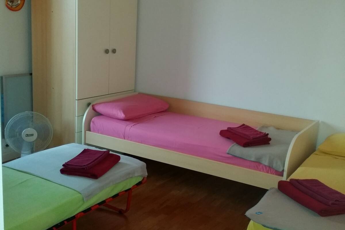 Chambre Triple, salle de bains commune | Bureau, rideaux occultants, Wi-Fi gratuit