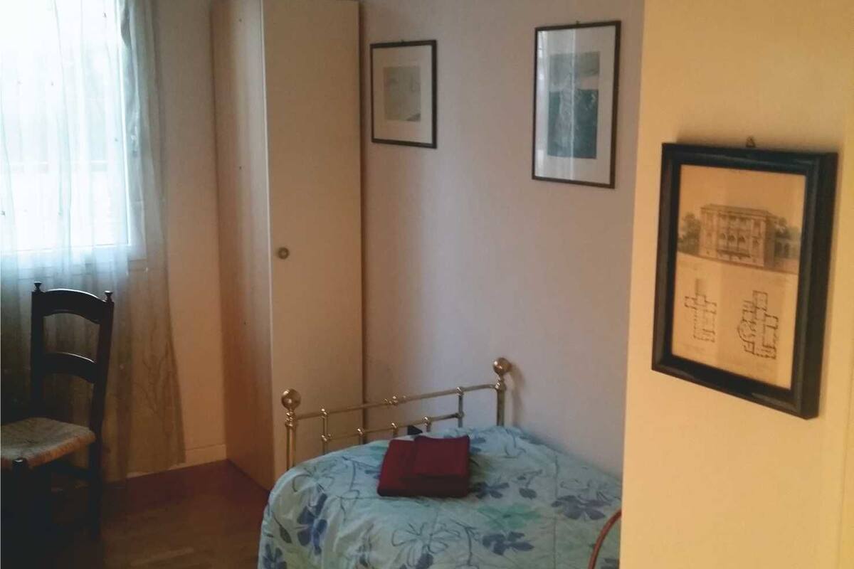 Habitación individual básica, baño privado (external) | Escritorio, cortinas blackout y wifi gratis