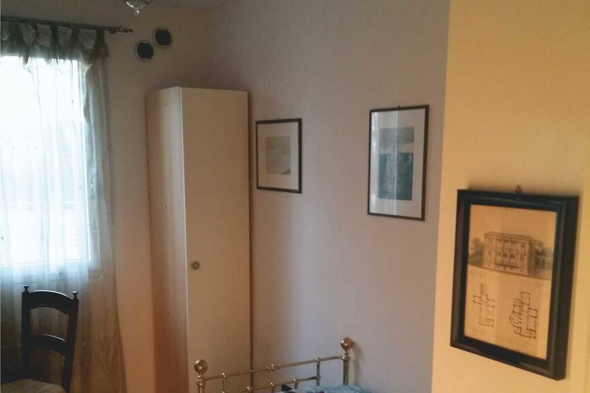 Desk, blackout curtains, free WiFi