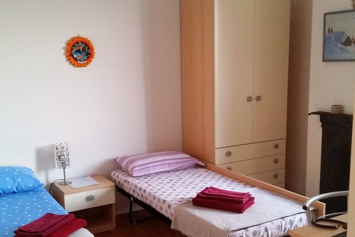 Habitación básica con 2 camas individuales, baño compartido | Vista desde la habitación