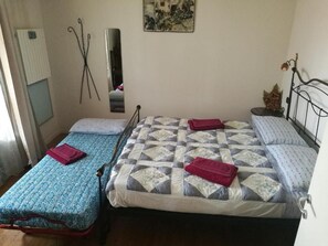 Escritorio, cortinas blackout y wifi gratis