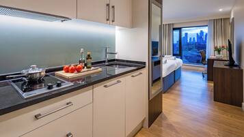 Premium Studio, 2 Twin Beds | Private kitchen