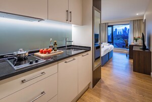 Premium Studio, 2 Twin Beds | Private kitchen