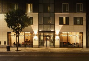 Depan hartanah - siang/malam