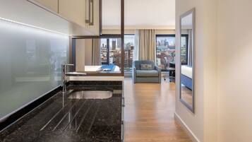 Premium Studio, 1 King Bed, City View | Yksityinen keittiö