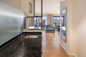 Premium Studio, 1 King Bed, City View | Private kitchen - Marlin Waterloo (London)