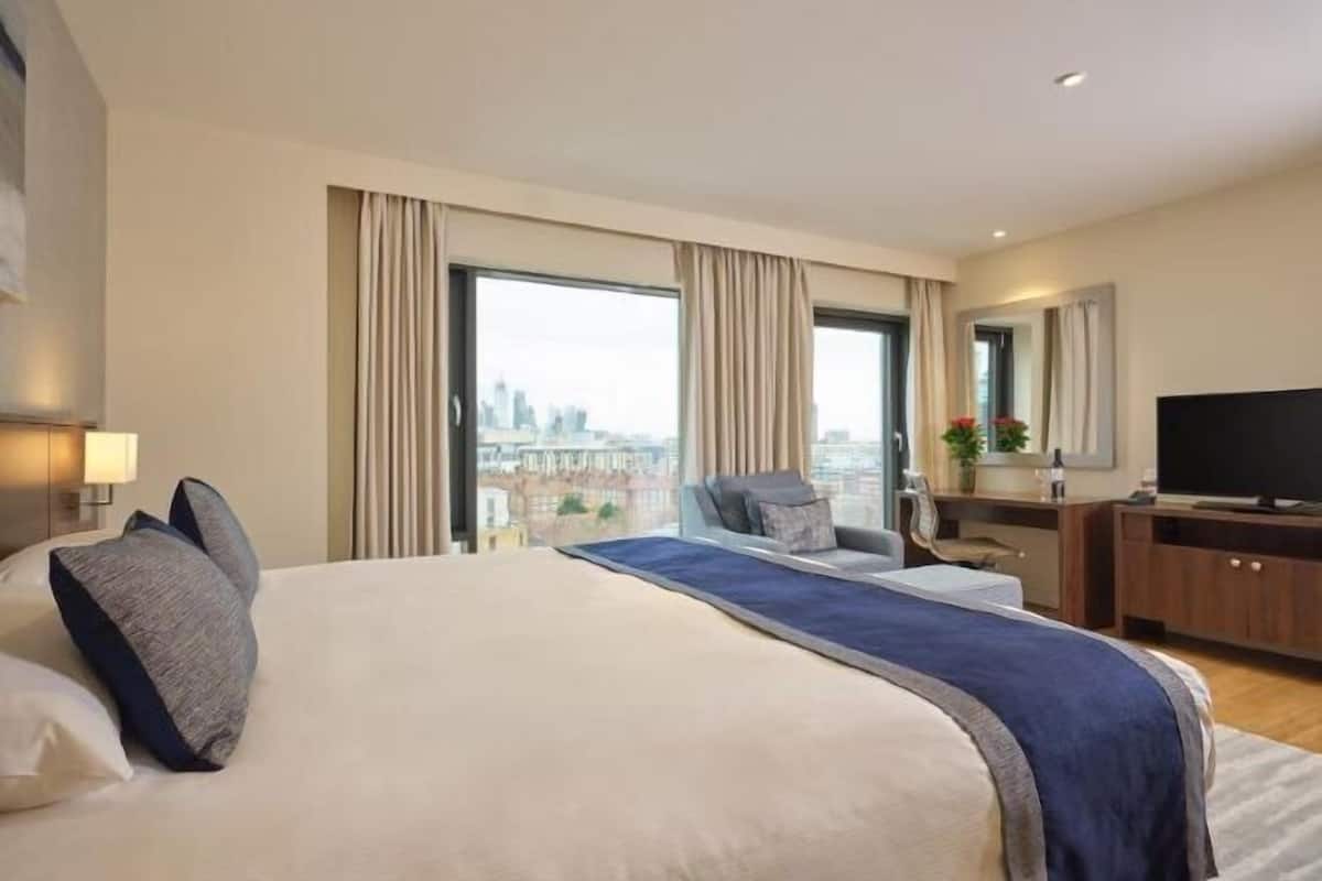 1 bedroom, premium bedding, in-room safe, desk