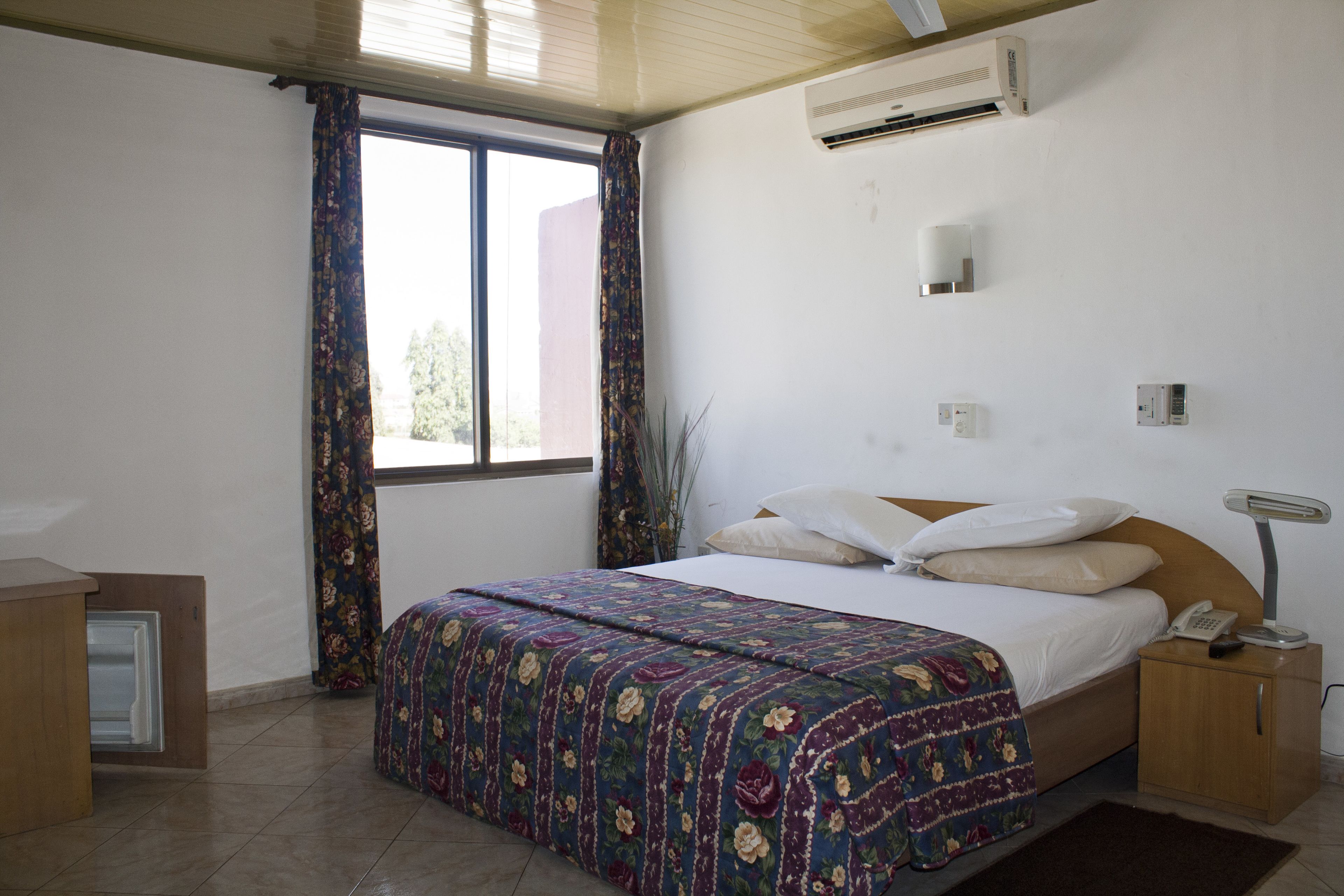 deluxe double room, pool view | desk, free wifi