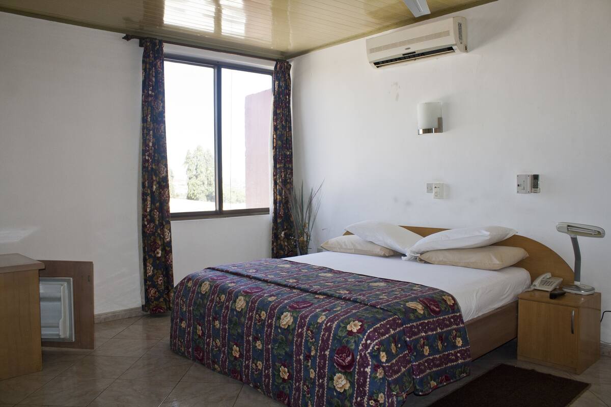 deluxe double room, pool view | desk, free wifi