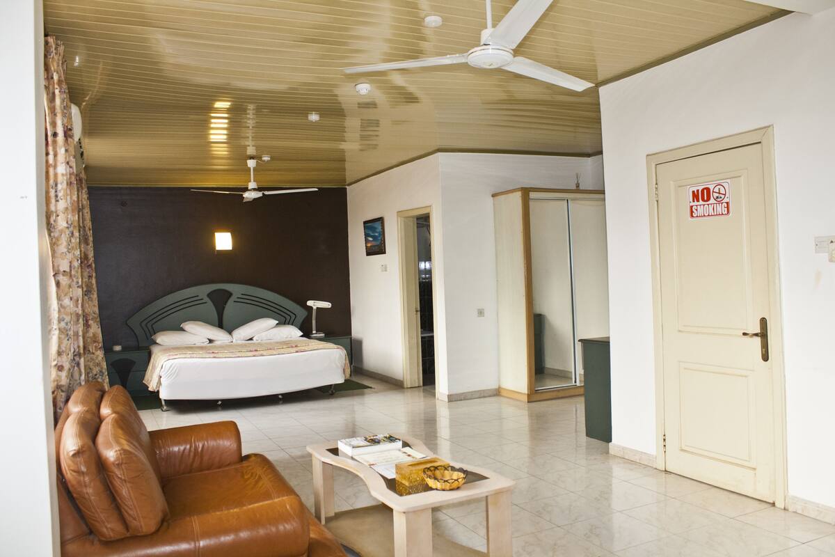 standard room, pool view | desk, free wifi