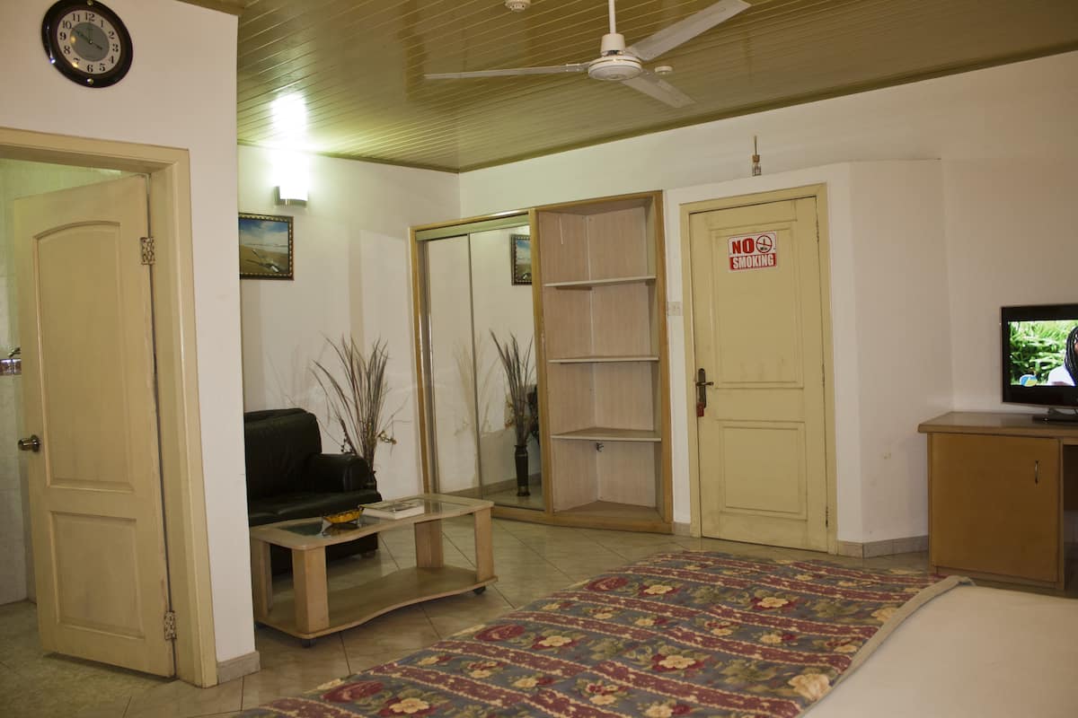 deluxe double room, pool view | desk, free wifi